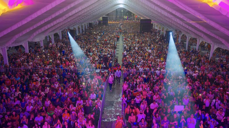 Janecarlo Lozano conquista a 50 mil madres con concierto histórico de Lucero en GAM 